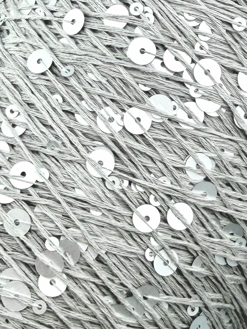 Art. Brillante 260 m / 100 g – Baumwolle mit Maxi-Pailletten col. Heller Silber